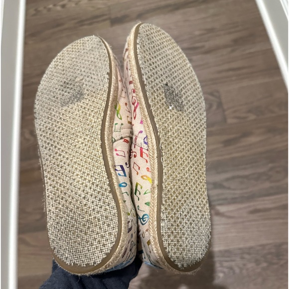 TOMS Women’s 7W Slip-On Shoes Rainbow Music Notes Print Canvas Flats - Picture 10 of 11